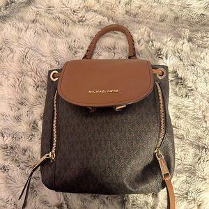 I’m selling a MK purse/backpack